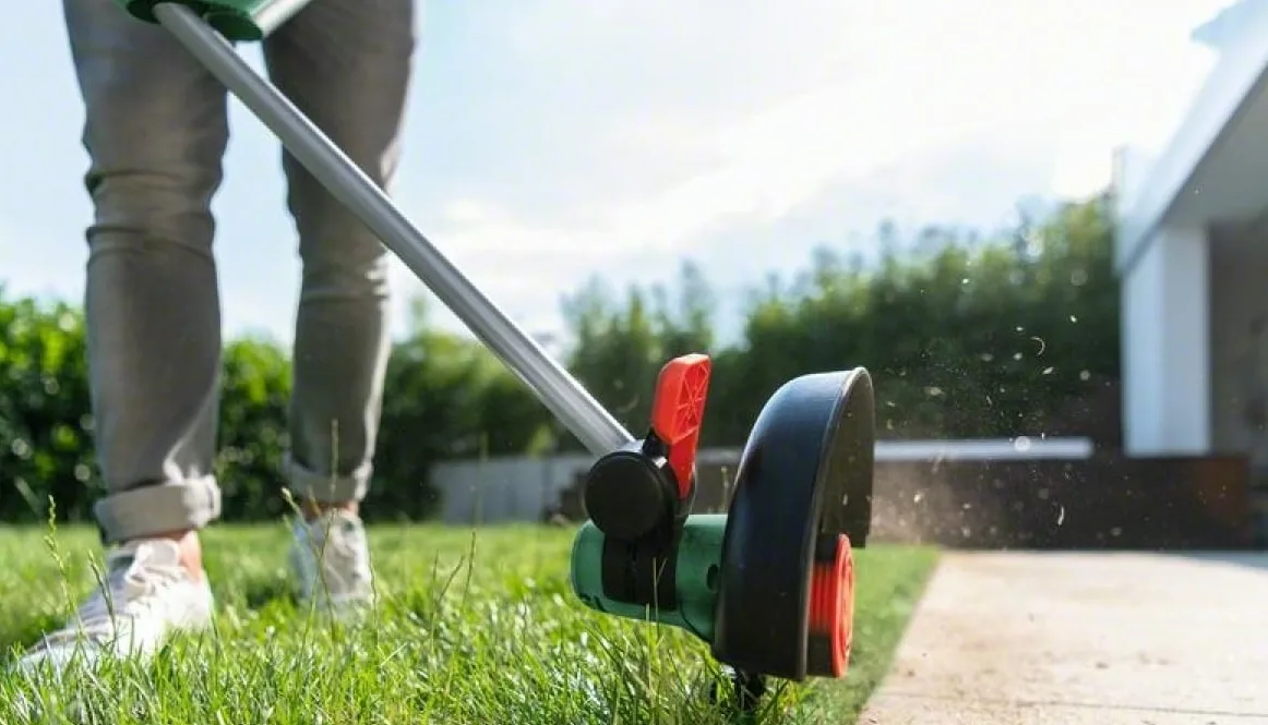 Аккумуляторный садовый триммер Bosch UniversalGrassCut 18V-260, 1х25А·час, 26 см, вес 23 кг