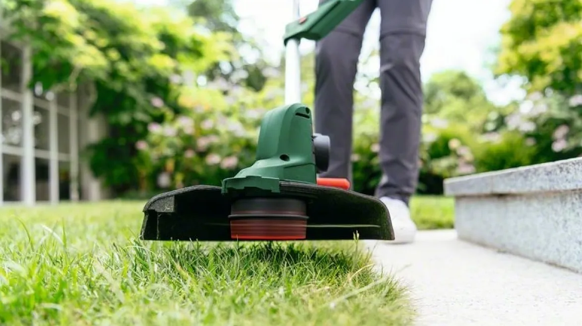Аккумуляторный садовый триммер Bosch UniversalGrassCut 18V-260, 1х25А·час, 26 см, вес 23 кг