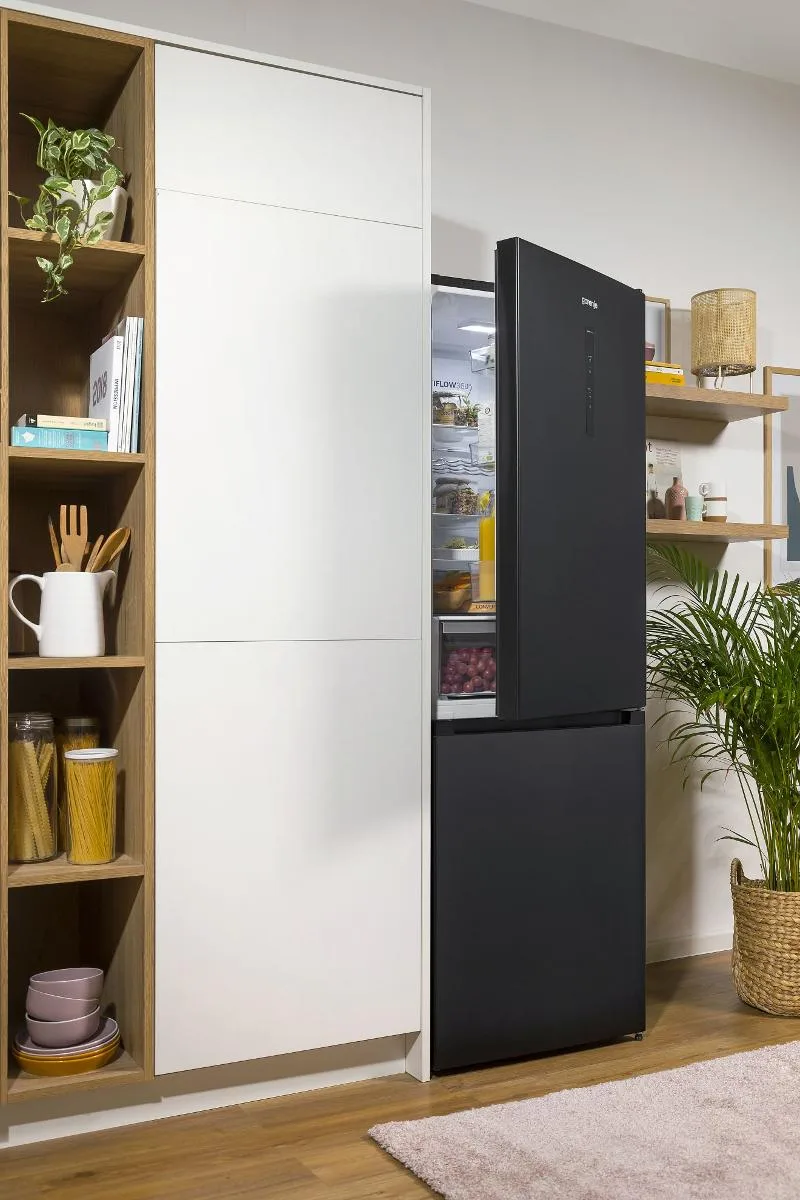 Холодильник Gorenje NRK619EABXL4 с нижней морозильной камерой, размеры 185х60х60 см, 2 дверцы, объем холодильника 204 л, объем морозильной камеры 96 л, класс энергоэффективности A+, технология NoFrost Plus