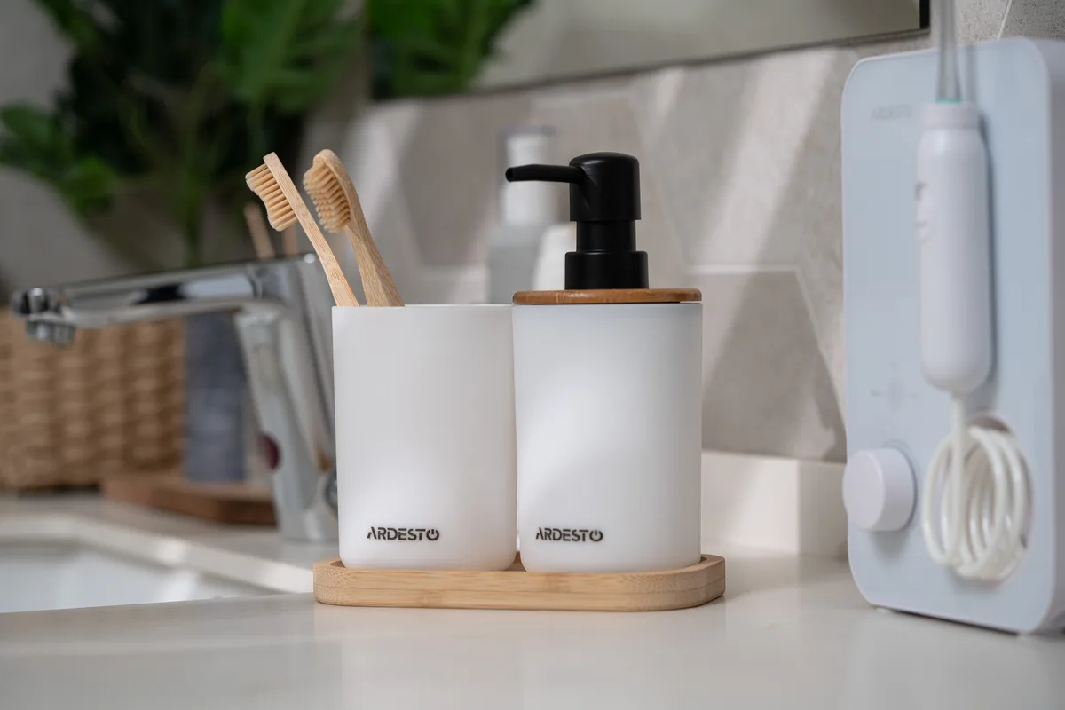 Набір аксесуарів для ванної кімнати ARDESTO Minimalism 360 мл, 3 одиниці, поліпропілен, бамбук, білий.