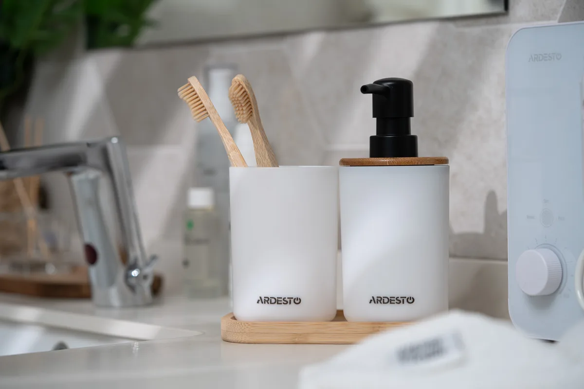 Набір аксесуарів для ванної кімнати ARDESTO Minimalism 360 мл, 3 одиниці, поліпропілен, бамбук, білий.