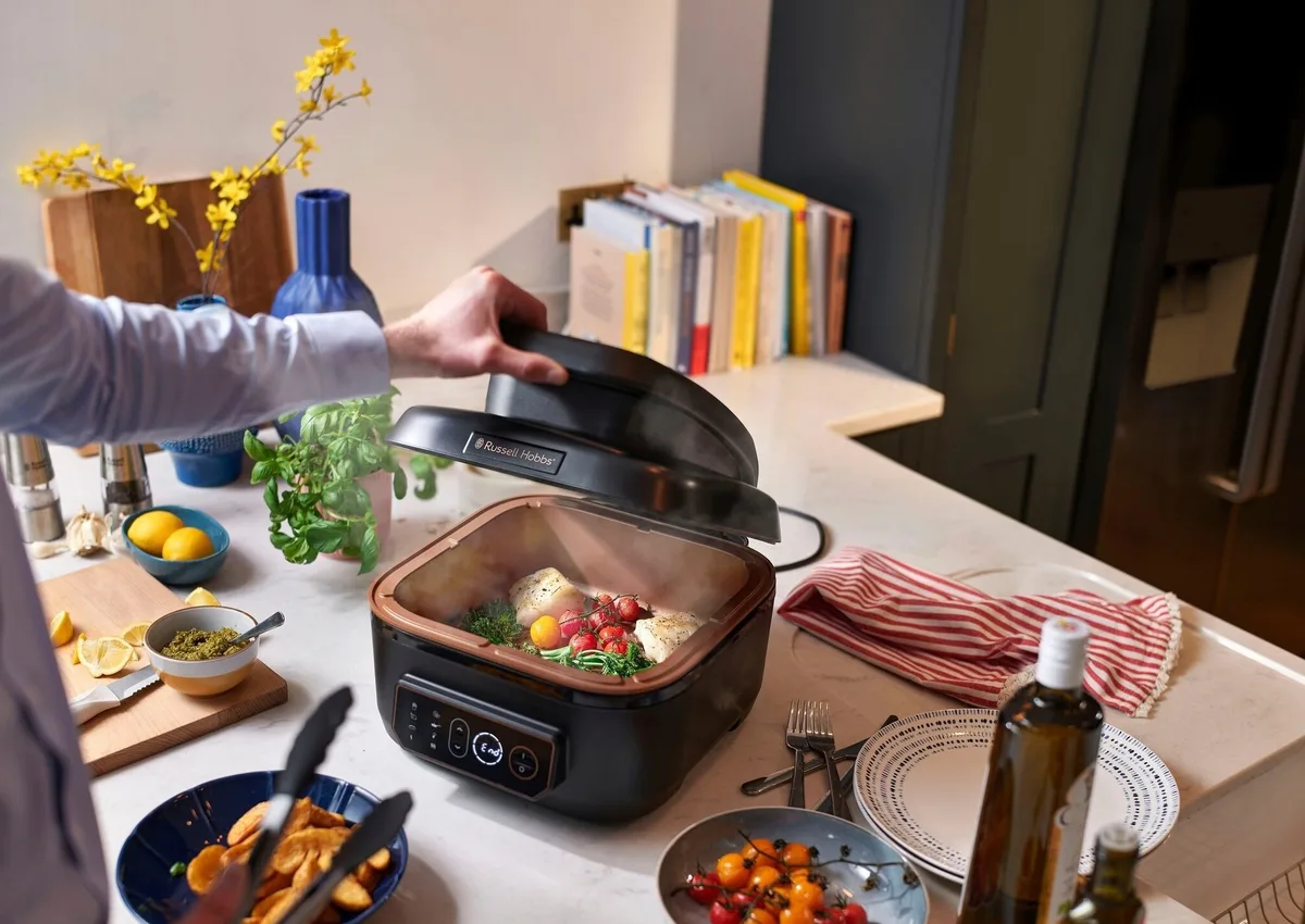 Мультифункціональна піч Russell Hobbs SatisFry AirGrill, 1745 Вт, об'єм чаші 5,5 л, сенсорне управління, алюміній/пластик, чорний