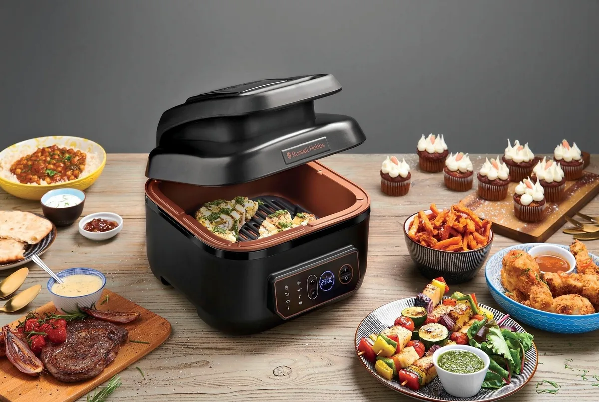 Мультифункціональна піч Russell Hobbs SatisFry AirGrill, 1745 Вт, об'єм чаші 5,5 л, сенсорне управління, алюміній/пластик, чорний