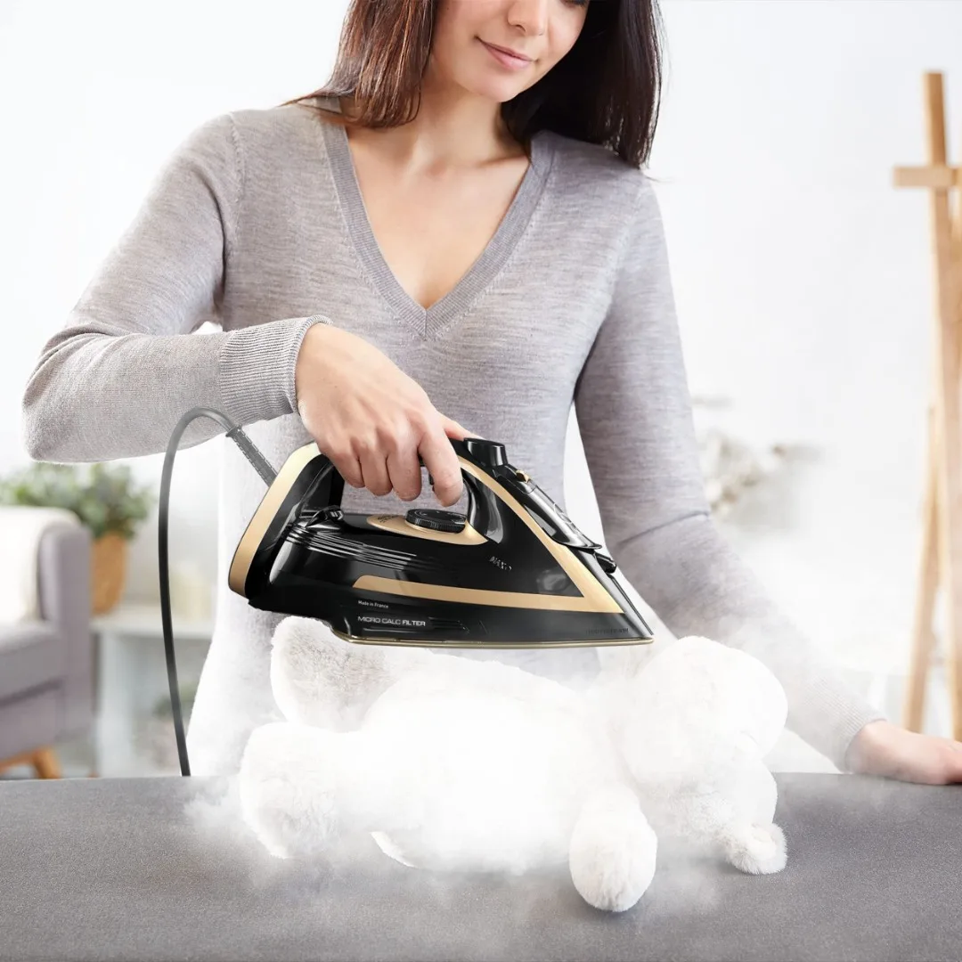 Праска Tefal Puregliss, 3000 Вт, 270 мл, паровий удар - 280 г, постійна пара - 50 г, керамічна підошва, чорний з мідними акцентами