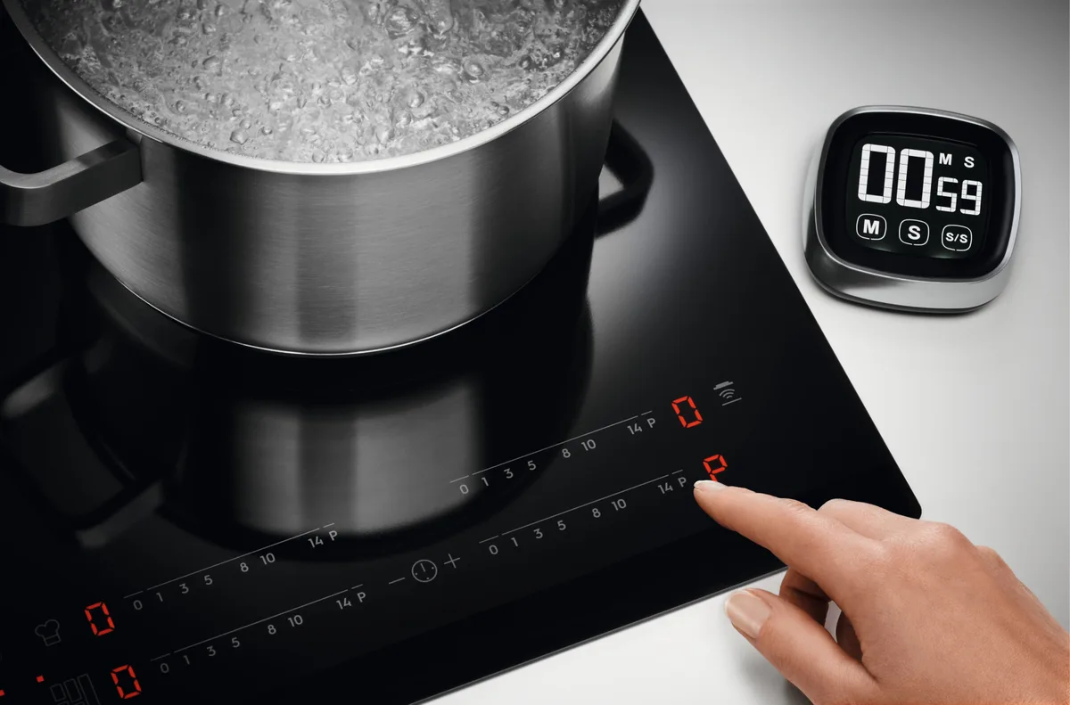 Варильна поверхня Electrolux індукційна 60см з розширеною зоною датчиком кипіння для кухні чорна сенсорна