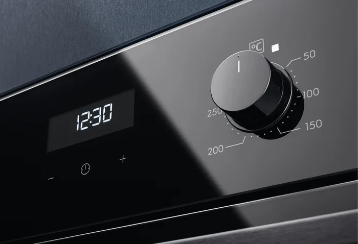 Електрична духова шафа Electrolux, 65 л, клас енергоефективності А, з паровою функцією, дисплеєм, конвекційним нагрівом та телеско