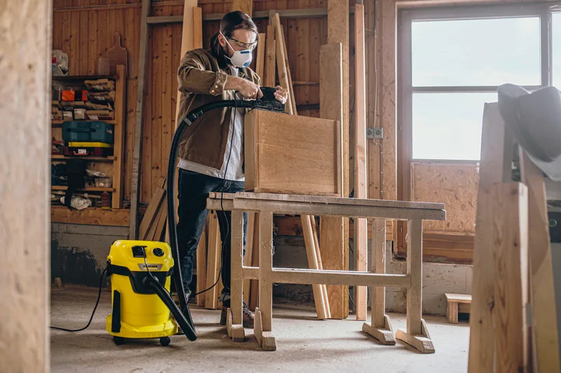 Професійний пилосос Karcher WD 3 P, потужність 1000Вт, розетка 220В, об'єм контейнера 17л, вага 4.86кг.