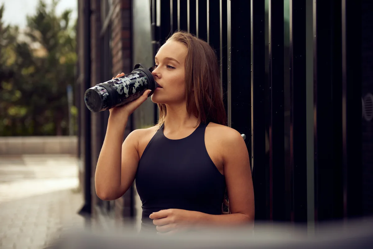 Шейкер спортивний SmartShake пластик 750 мл Чорний