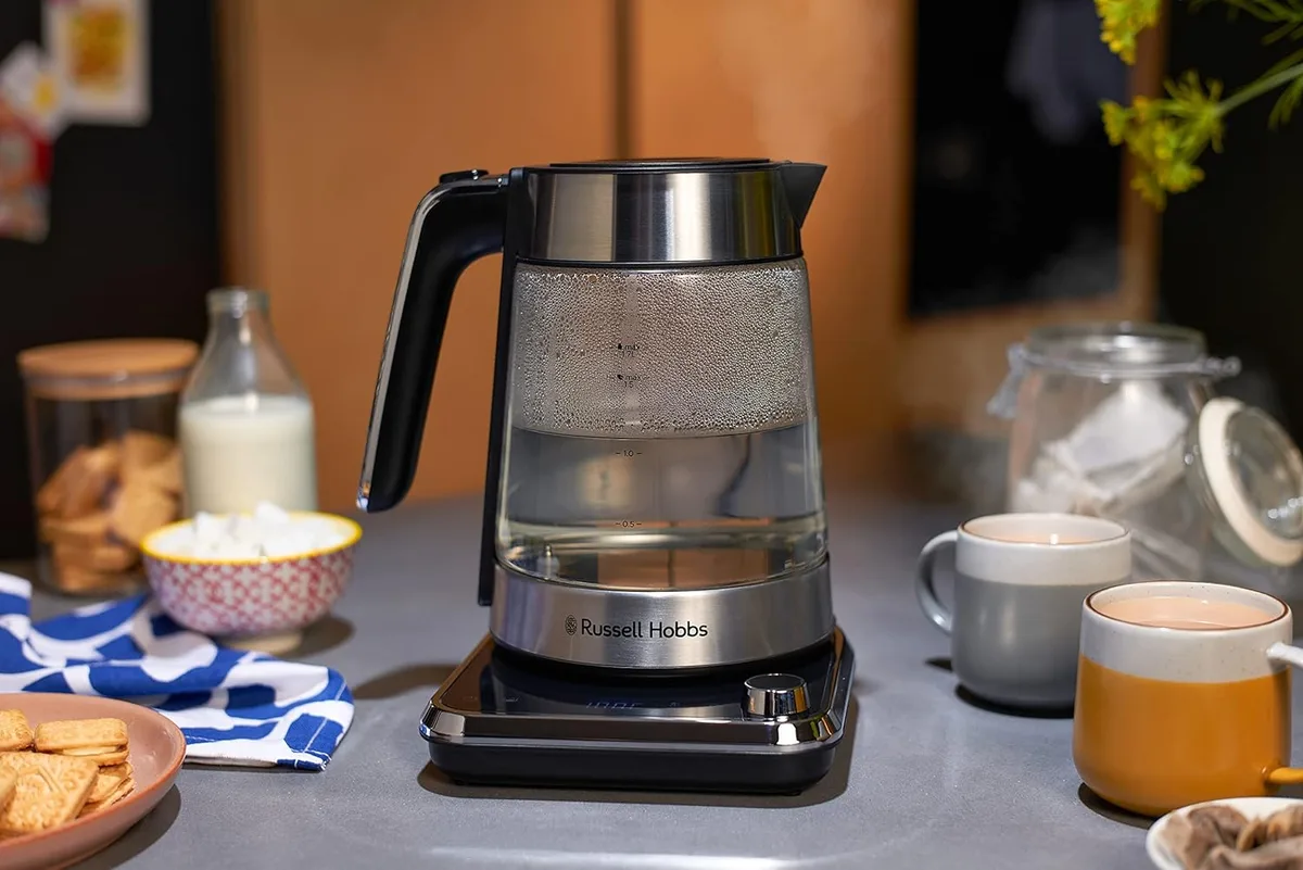 Электрочайник Russell Hobbs Attentiv, объемом 17 л, с технологией Strix, со стеклянным корпусом и подставкой с местом хранения шнура, серого цвета