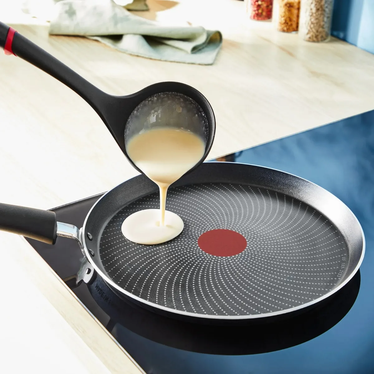 Сковорода для млинців Tefal So' Light, 25 см, легкий алюміній, бакелітова ручка, чорний колір.