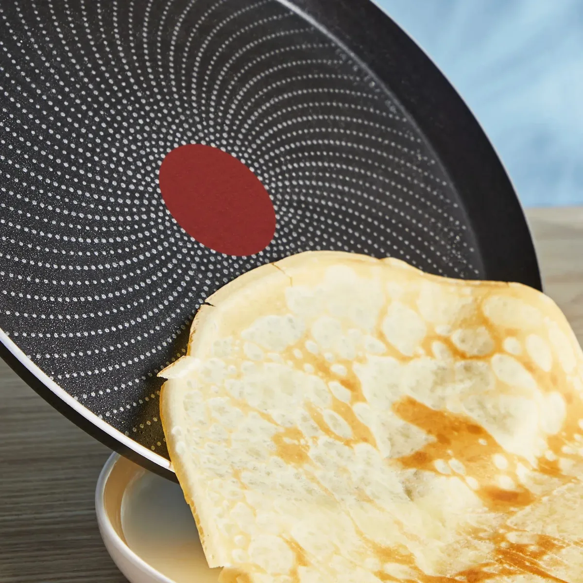 Сковорода для млинців Tefal So' Light, 25 см, легкий алюміній, бакелітова ручка, чорний колір.