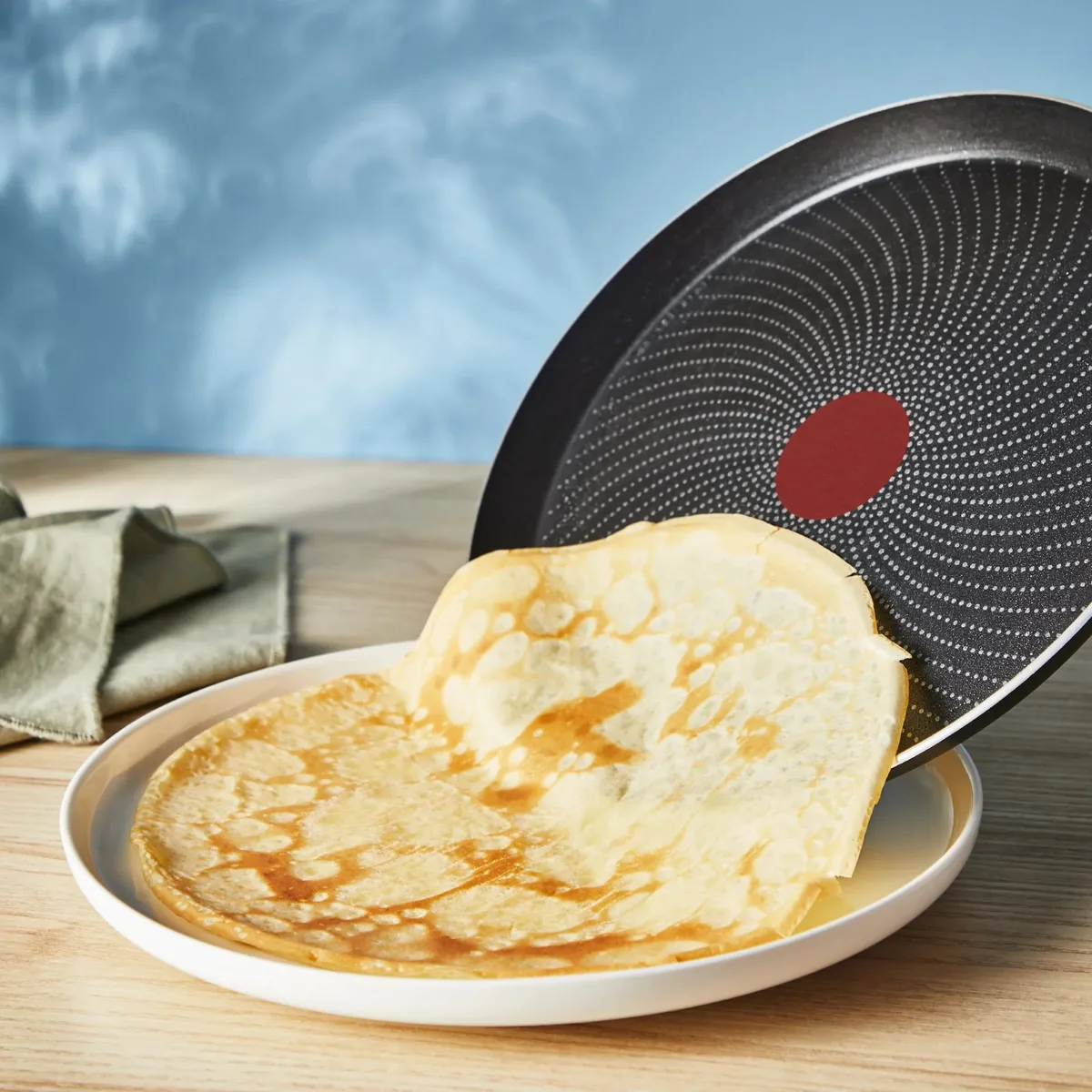 Сковорода для млинців Tefal So' Light, 25 см, легкий алюміній, бакелітова ручка, чорний колір.