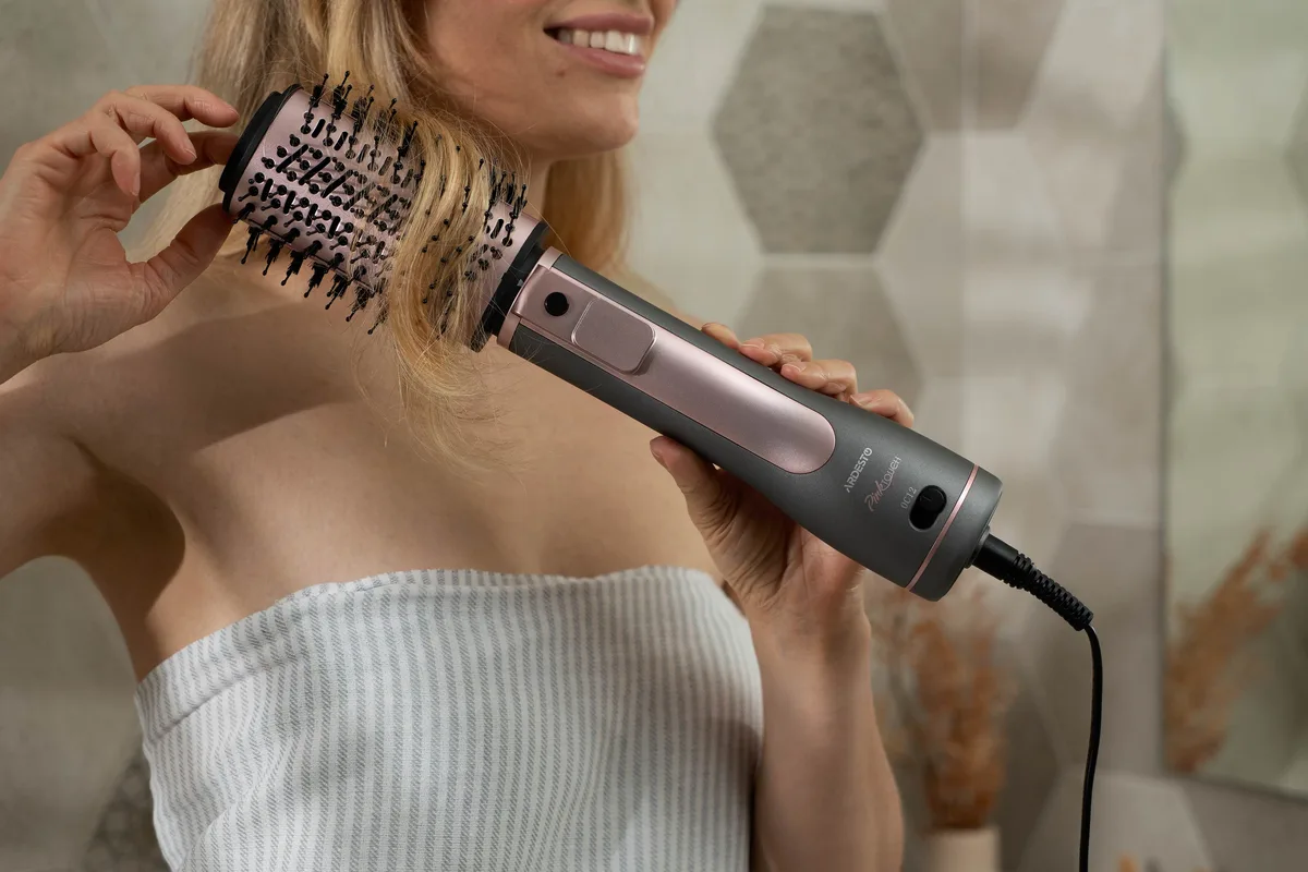 Фен-щетка ARDESTO Brush Pink Touch, 1200 Вт, 2 скорости, 2 температурных режима, LED-дисплей, функция ионизации, 4 насадки