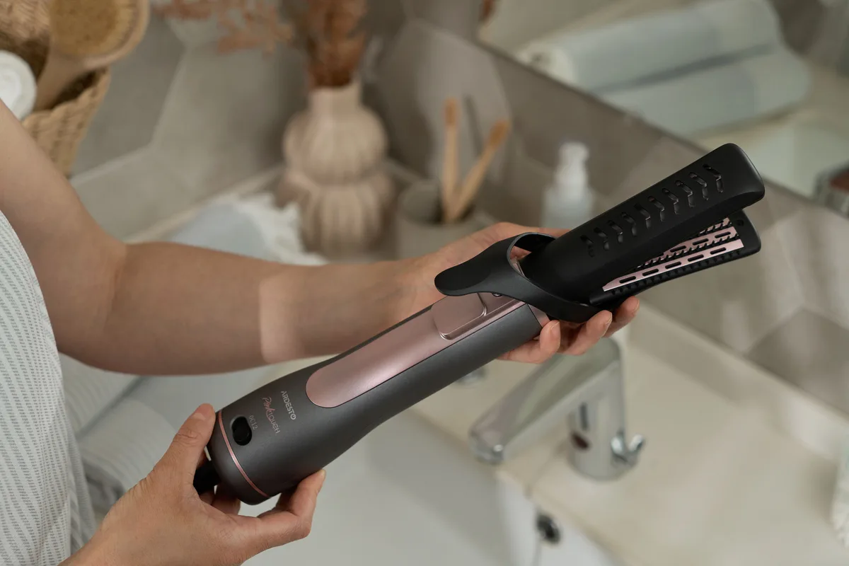 Фен-щетка ARDESTO Brush Pink Touch, 1200 Вт, 2 скорости, 2 температурных режима, LED-дисплей, функция ионизации, 4 насадки