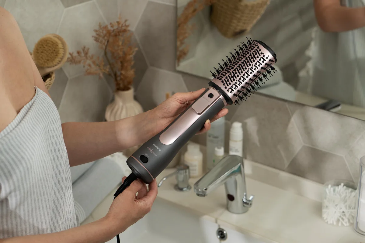 Фен-щетка ARDESTO Brush Pink Touch, 1200 Вт, 2 скорости, 2 температурных режима, LED-дисплей, функция ионизации, 4 насадки