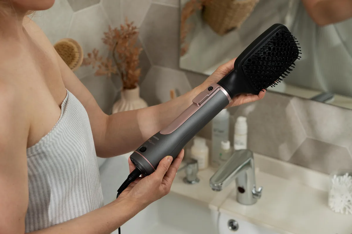Фен-щетка ARDESTO Brush Pink Touch, 1200 Вт, 2 скорости, 2 температурных режима, LED-дисплей, функция ионизации, 4 насадки