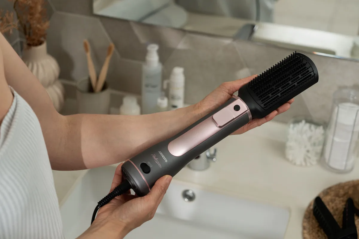Фен-щетка ARDESTO Brush Pink Touch, 1200 Вт, 2 скорости, 2 температурных режима, LED-дисплей, функция ионизации, 4 насадки