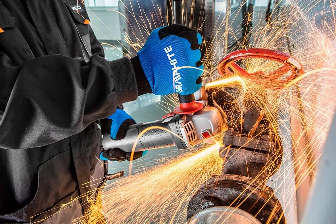 Кутова шліфувальна машина GRAPHITE 125 мм, 1100 Вт, 11000 об/хв, вага 2.7 кг.
