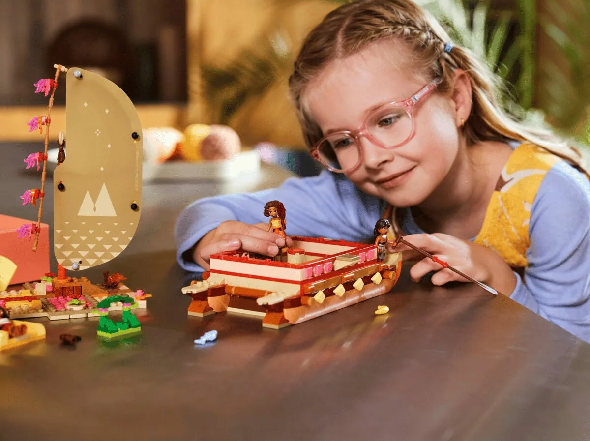 Конструктор LEGO Disney Princess 6+ різнокольоровий каное з персонажами
