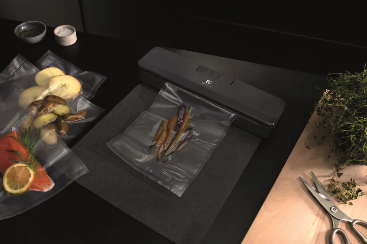 Вакуумный упаковщик Electrolux для рулонов, пакетов и контейнеров, 80 Вт, 30 см, с электронным управлением, 10 пакетов, пластик