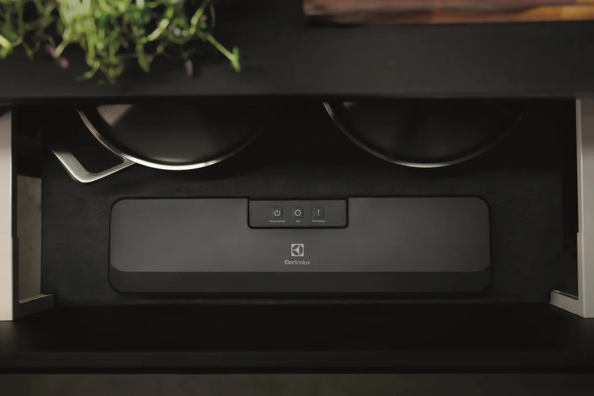 Вакуумный упаковщик Electrolux для рулонов, пакетов и контейнеров, 80 Вт, 30 см, с электронным управлением, 10 пакетов, пластик