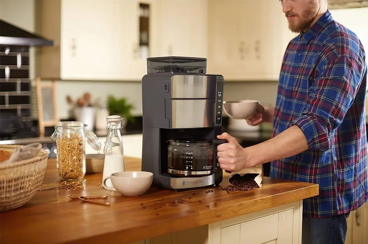 Кавоварка Russell Hobbs крапельна 1.25л чорна нержавіюча сталь