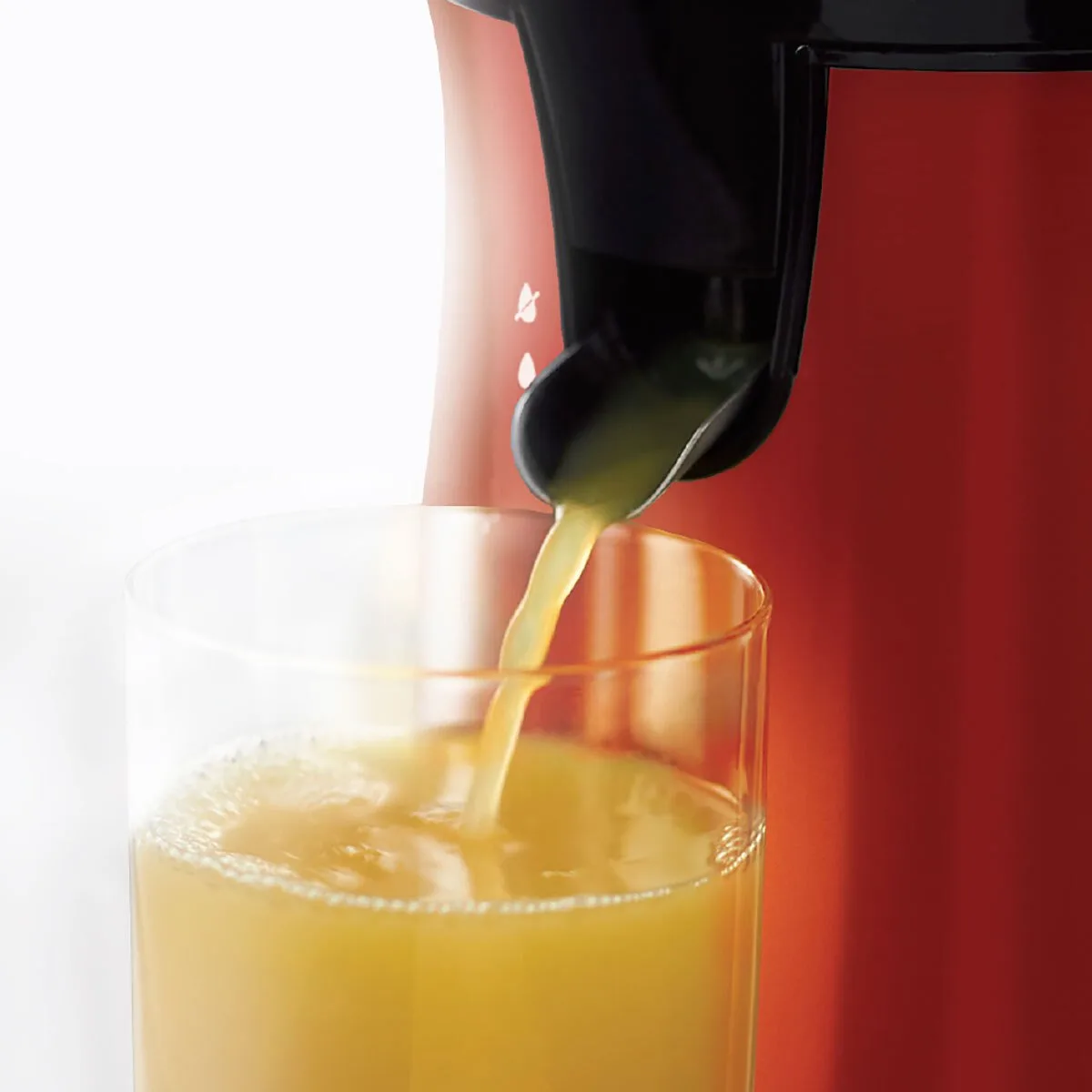 Цитрусовый пресс Russell Hobbs Colours Plus, мощность 600 Вт, 2 насадки в комплекте, пластиковый корпус, красного цвета
