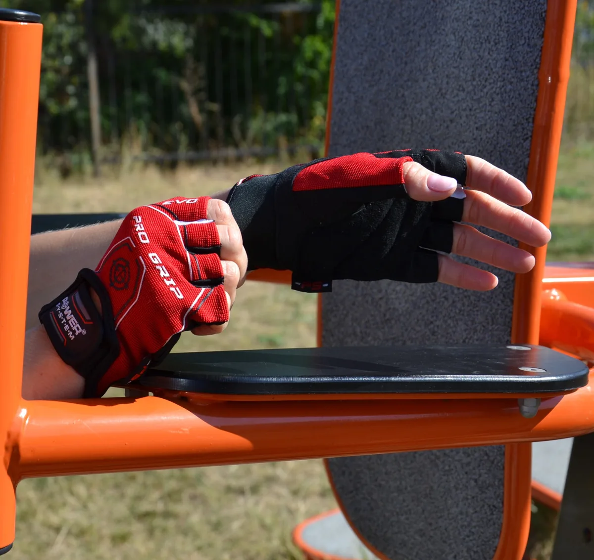 Перчатки Active Point искусственная кожа S красные