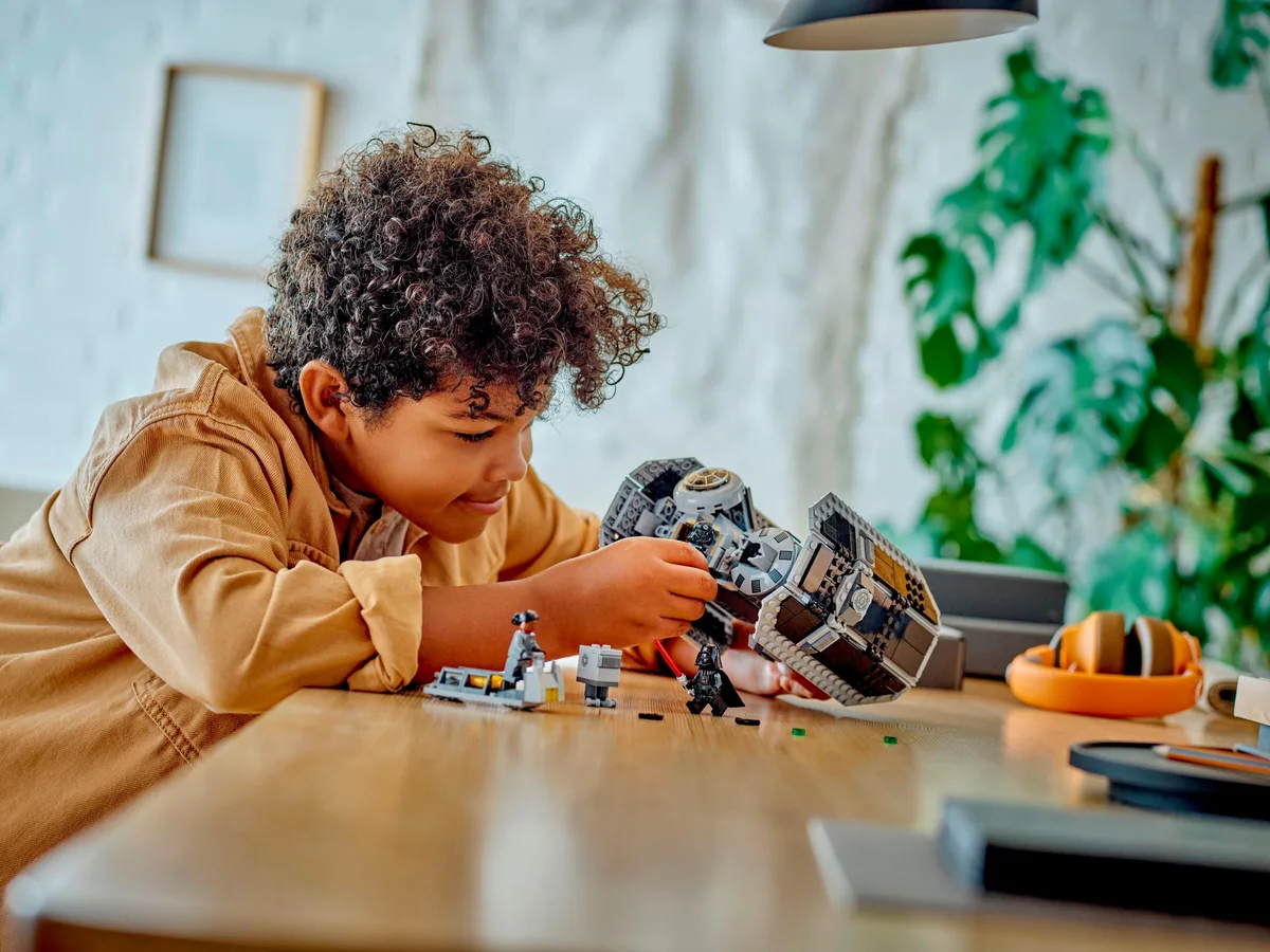 Конструктор LEGO Star Wars Бомбардувальник TIE сірий 9+