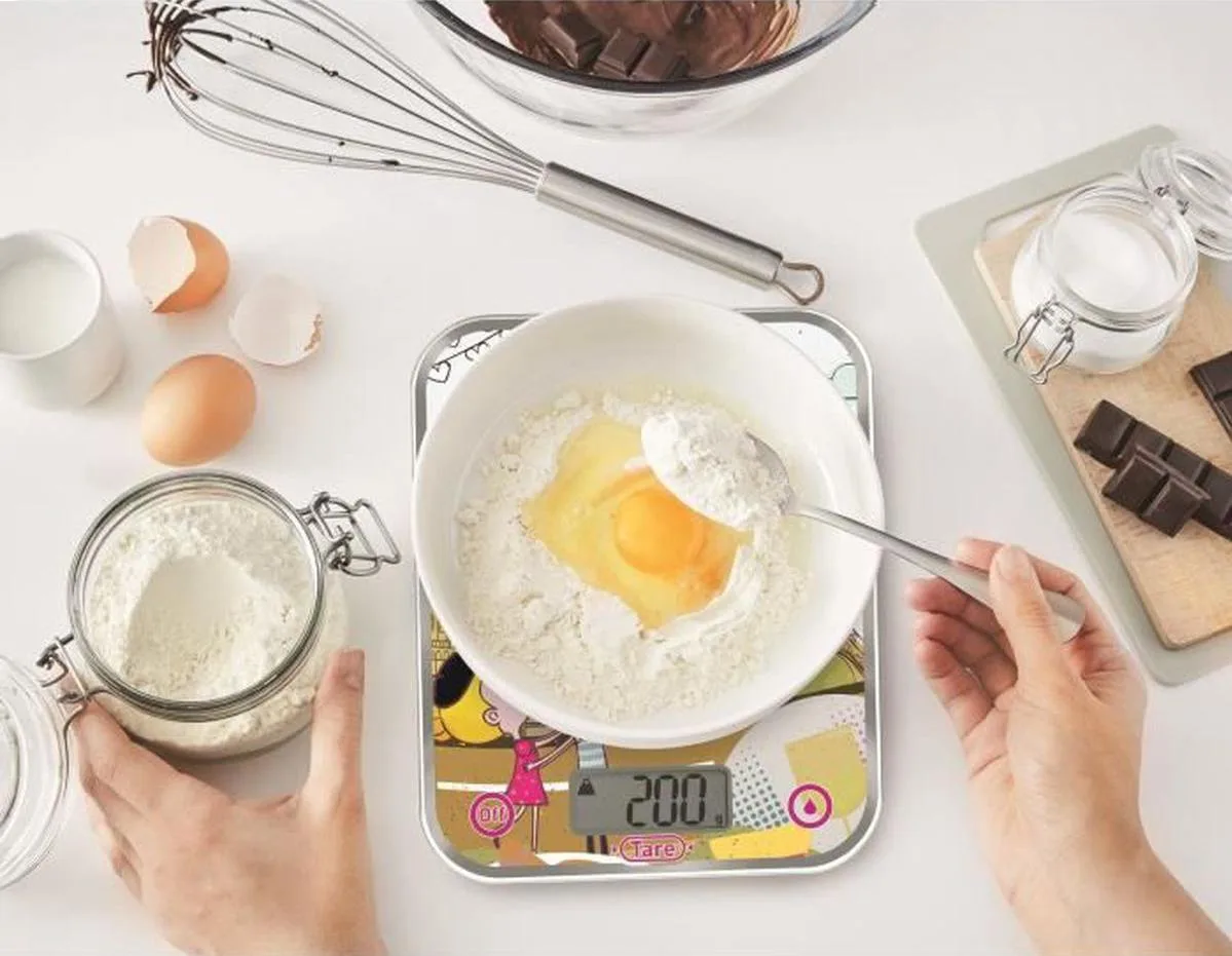 Кухонні ваги Tefal Optiss Decor, 5 кг, з двома батарейками AAA в комплекті, скляний корпус, різнокольоровий дизайн.