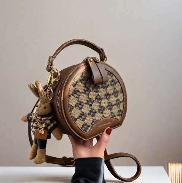 Кругла дитяча міні сумка з зайчиком екошкіра 18х16,5 см коричнева