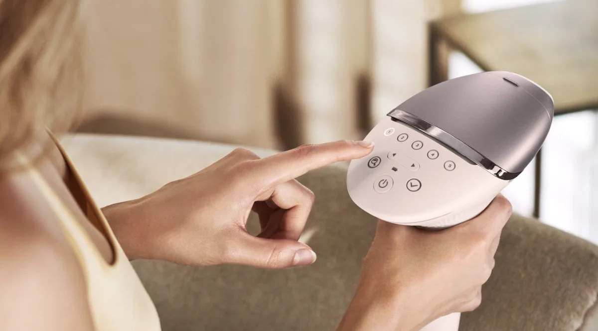 Акумуляторний фотоепілятор Philips Lumea IPL 9900 Series, 450000 спалахів, 3 насадки, обробка ділянки 2-4 см2, в комплекті футляр.