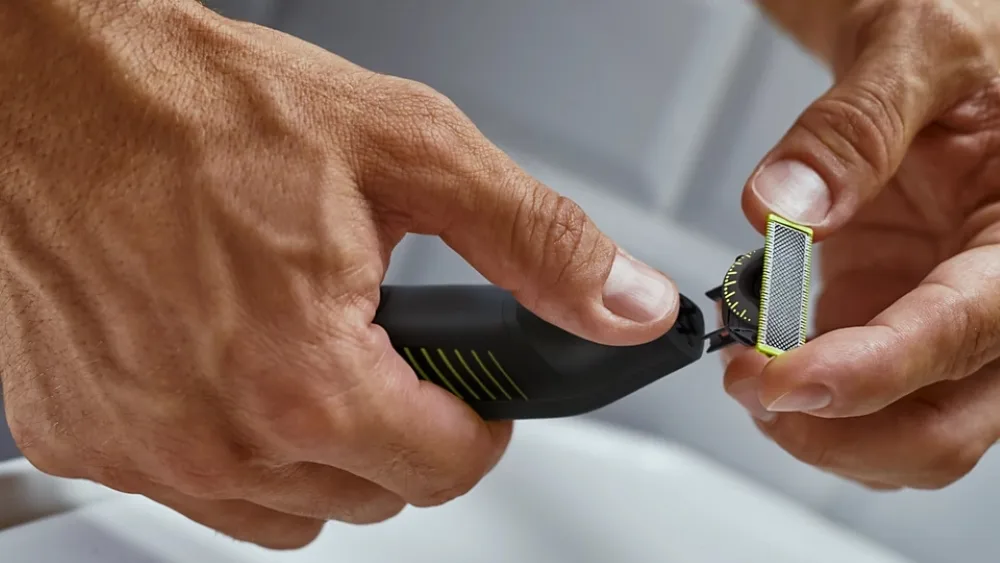 Електрична бритва Philips OneBlade Pro, Li-Ion, для сухого та вологого гоління, з індикатором заряду, чорного кольору.