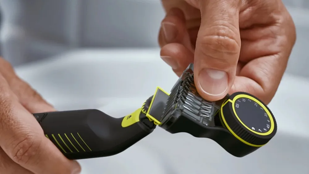 Електрична бритва Philips OneBlade Pro, Li-Ion, для сухого та вологого гоління, з індикатором заряду, чорного кольору.