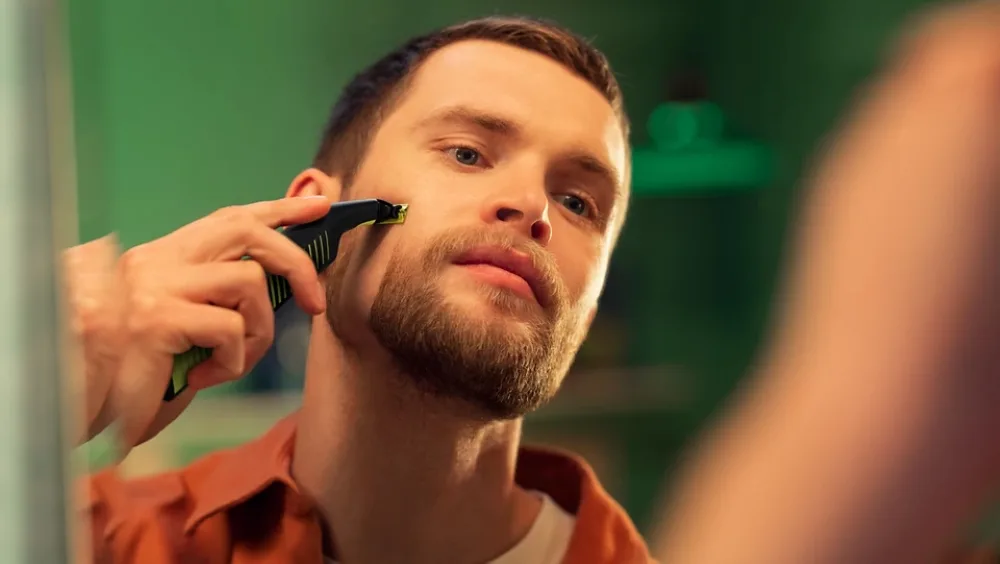 Електрична бритва Philips OneBlade Pro, Li-Ion, для сухого та вологого гоління, з індикатором заряду, чорного кольору.