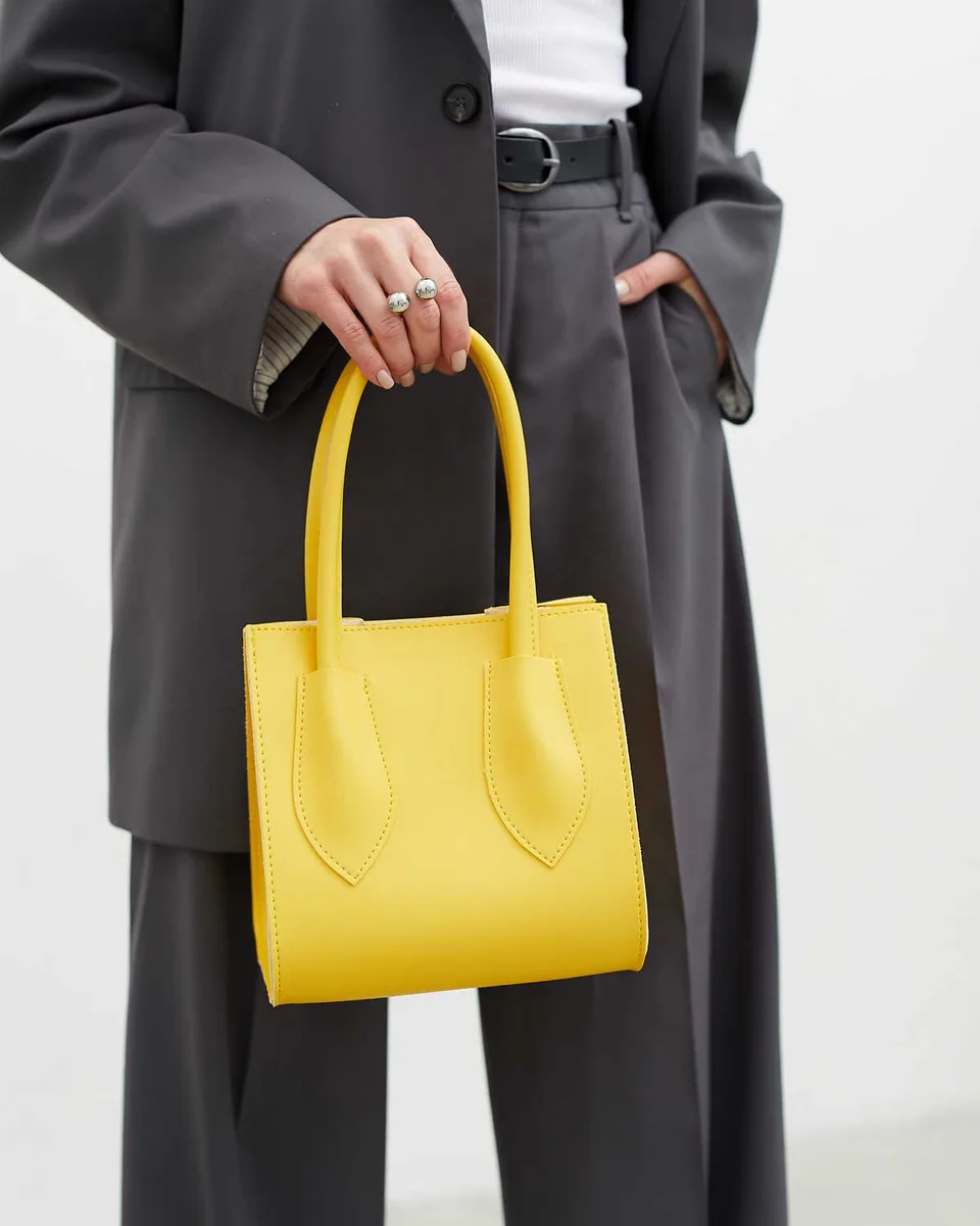 Женская сумочка Лиана 19x14x19 см экокожа желтая с магнитами и плечевым ремнем