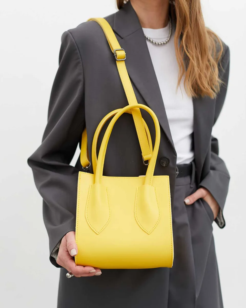 Женская сумочка Лиана 19x14x19 см экокожа желтая с магнитами и плечевым ремнем