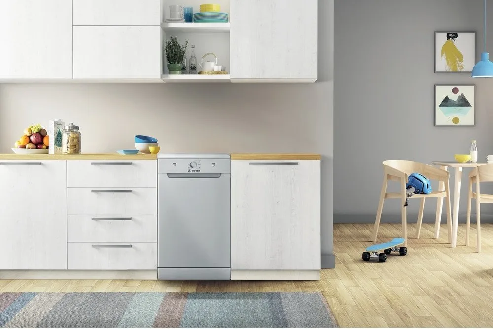 Посудомийна машина Indesit, на 10 комплектів, клас енергоефективності A+, ширина 45 см, сріблястого кольору.