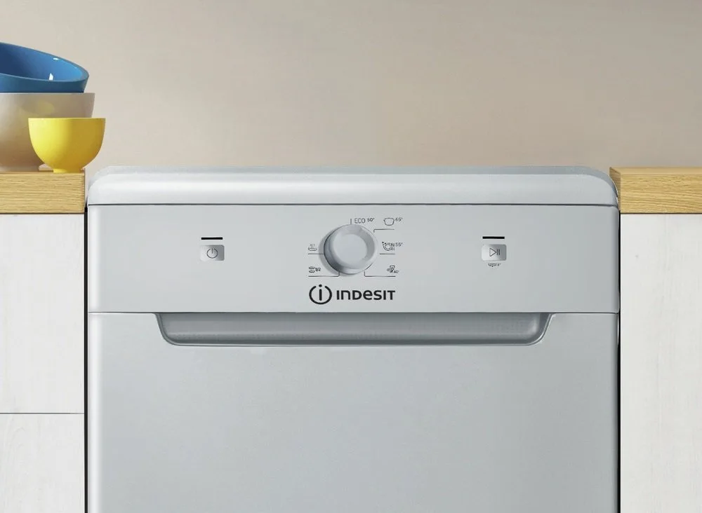 Посудомийна машина Indesit, на 10 комплектів, клас енергоефективності A+, ширина 45 см, сріблястого кольору.