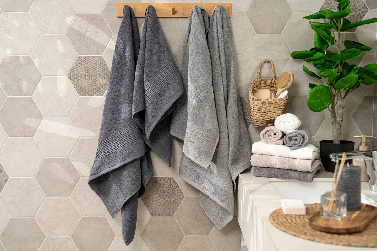 Комплект махрових рушників ARDESTO Lotus, 50х90 см та 70х140 см, 2 шт, 100% бавовна, сірий.
