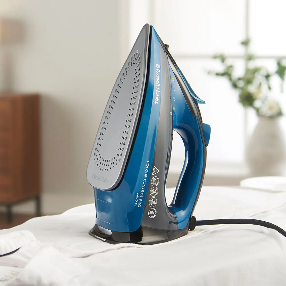 Праска Russell Hobbs Colour Control Pro, 2400 Вт, 380 мл, паровий удар до 185 °C, функція самоочищення, індикатор температури.