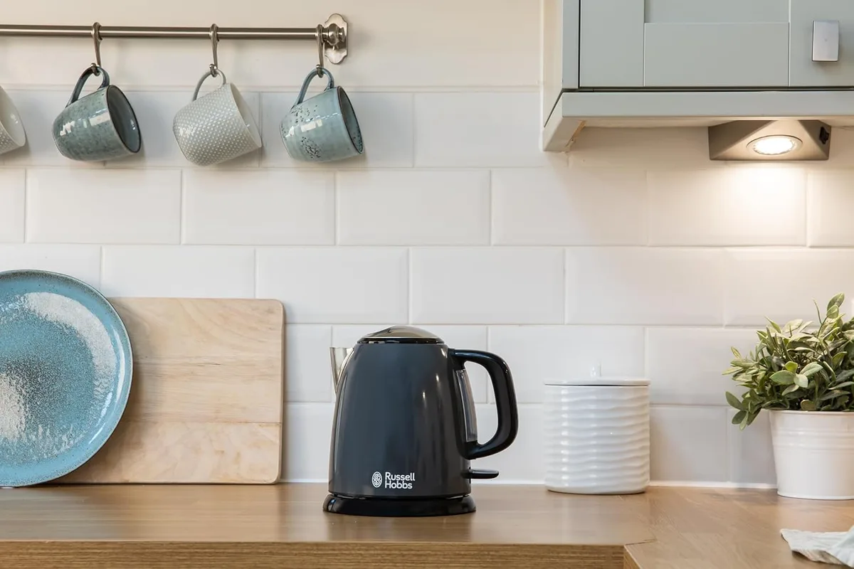 Електричний чайник Russell Hobbs Colours Plus Mini, 1 літр, металева обробка, сірого кольору.