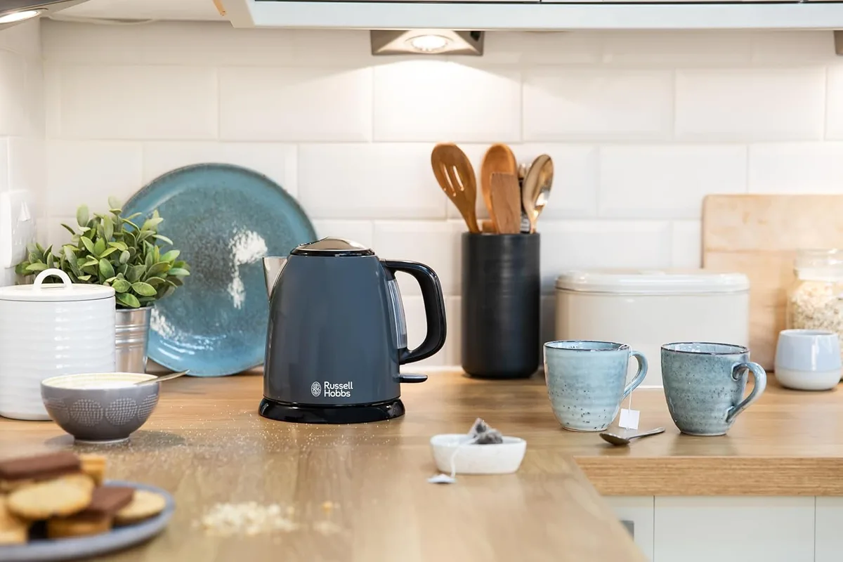 Електричний чайник Russell Hobbs Colours Plus Mini, 1 літр, металева обробка, сірого кольору.