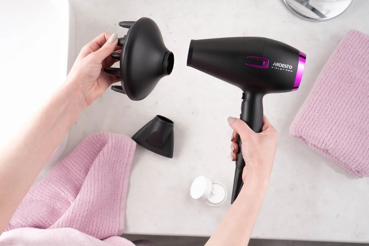 Фен ARDESTO Violet PRO HD-Y221PRO, потужність 1750-2100Вт, 2 швидкості, 3 температурні режими, дифузор, чорний.