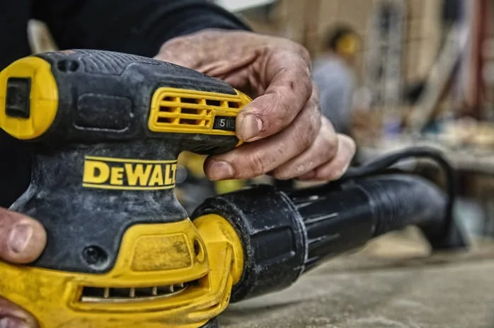 Ексцентрикова шліфмашина DeWalt 280Вт 125мм для обробки дерева і металу шліфувальний інструмент