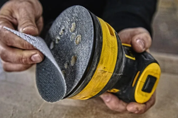 Ексцентрикова шліфмашина DeWalt 280Вт 125мм для обробки дерева і металу шліфувальний інструмент