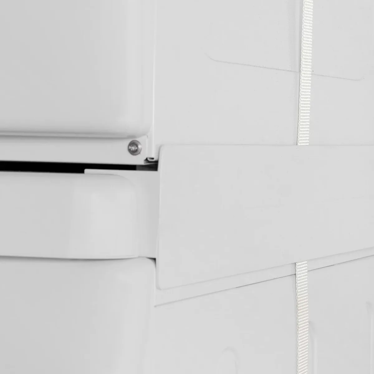 Комплект кріплення Whirlpool для з'єднання пральної та сушильної машин, 45-60 см, білий.