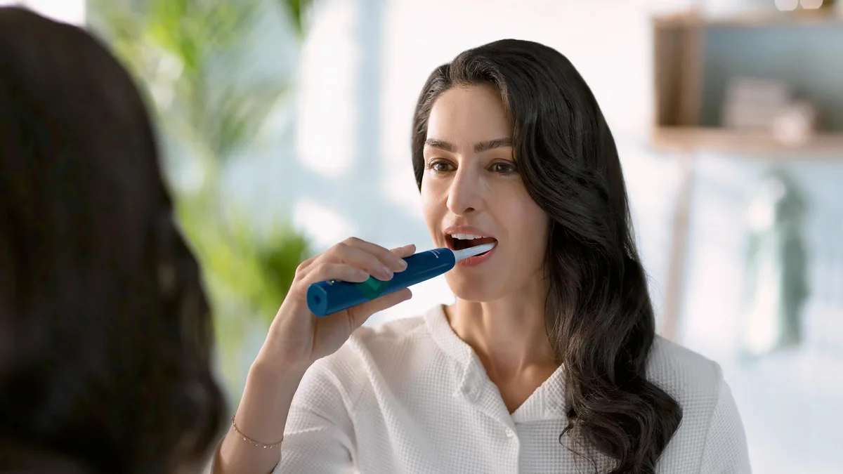 Електрична зубна щітка Philips Sonicare 4100 Series, 31 000 коливань на хвилину, 1 насадка, синя.