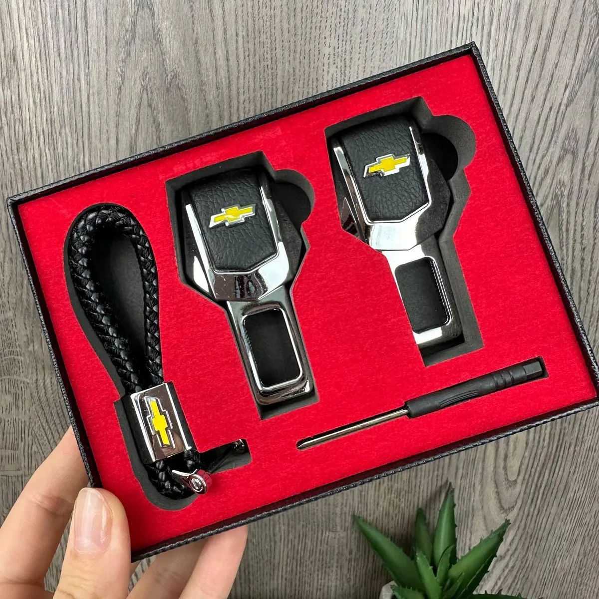 Заглушки для ременів безпеки Chevrolet металеві з еко-шкіри з брелоком в коробочці