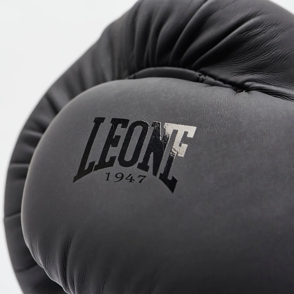 Боксерские перчатки Leone из искусственной кожи 16 унций черные с капой в комплекте.